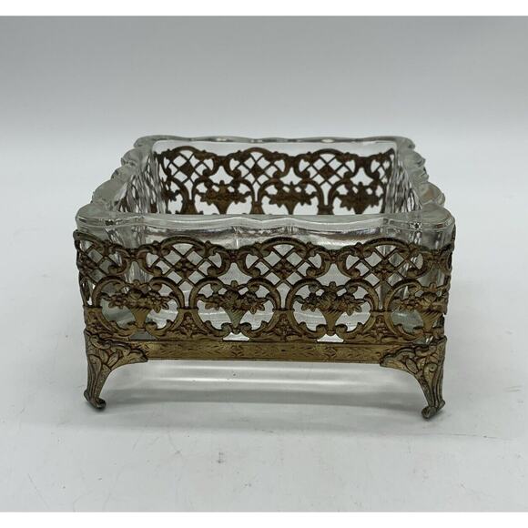 Vtg Ormolu Glass Trinket Dish & Metal Filigree Base Scalloped Has Patina 4”x4” - Picture 1 of 4